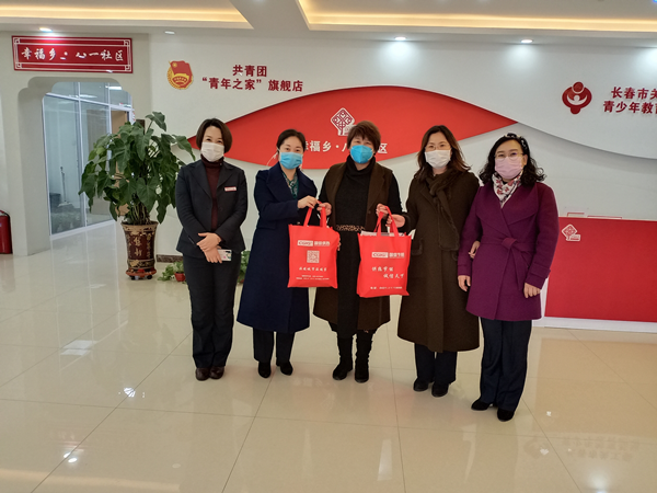 2。新城供熱公司為社區(qū)捐贈口罩.png