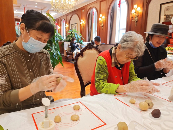 2.業(yè)主們認(rèn)真制作月餅_副本.jpg 2.業(yè)主們認(rèn)真制作月餅_副本.jpg