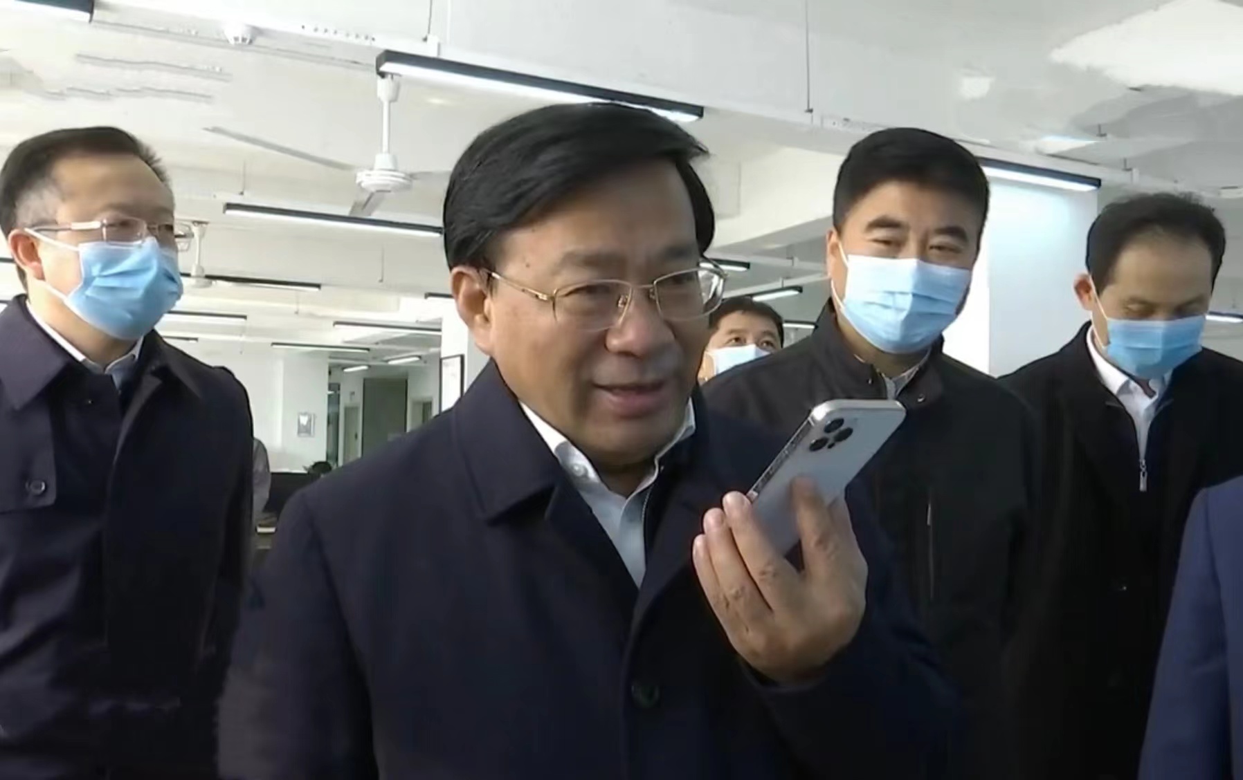 19 吉林省委副書(shū)記、省長(zhǎng)韓俊蒞臨國(guó)信伊通供熱 2021.11.2.jpg