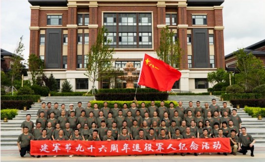 1.南山總公司在“八一退役軍人紀(jì)念活動”中組織退役軍人們進行集體大合影_副本.jpg