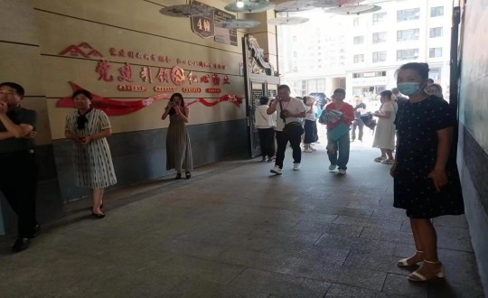 15.市婦聯(lián)馮主席、機關(guān)黨工委盧書記及各機關(guān)單位領(lǐng)導(dǎo)蒞臨物業(yè)總公司金鼎陽光紅心物業(yè)小區(qū)_副本.jpg