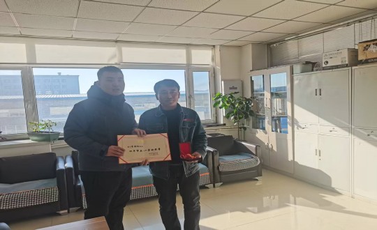 6.伊通滿族自治縣總工會(huì)為伊通分公司副總經(jīng)理李彤陽(yáng)頒發(fā)榮譽(yù)證書(shū)及獎(jiǎng)?wù)耞副本.jpg