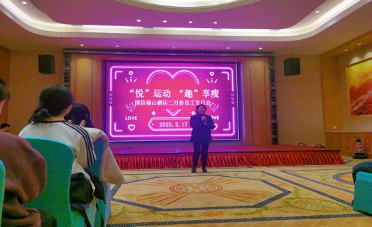 8.李瓊?cè)A總經(jīng)理為過(guò)生日員工送上祝福_副本.jpg