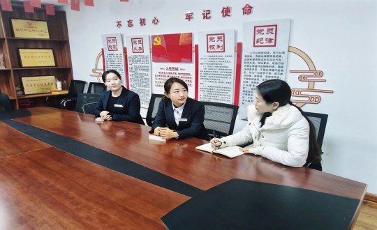 13.敦化市勝利街道文苑社區(qū)非公黨建指導(dǎo)員林琳蒞臨物業(yè)總公司敦化項(xiàng)目黨支部開展摸排走訪工作_副本.jpg