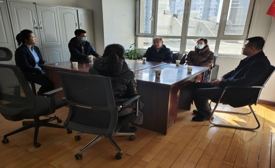 14.長春市綠園區(qū)政協(xié)副主席關(guān)愛民一行蒞臨國信物業(yè)金地梧桐華府視察工作_副本.jpg