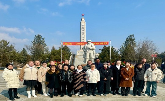 9.物業(yè)總公司敦化項目黨員參加清明節(jié)祭掃活動_副本.jpg